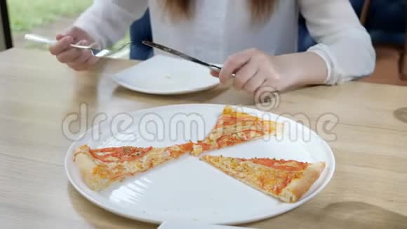 披萨饼年轻女人在盘子里拿一片比萨饼视频的预览图