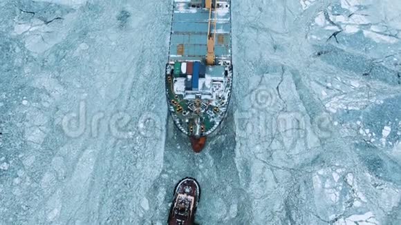 鸟瞰图这艘大船在冬天穿过海冰特写视频的预览图