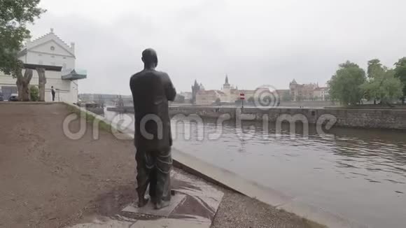 布拉格伏塔瓦河码头的佛像阴天后景视频的预览图