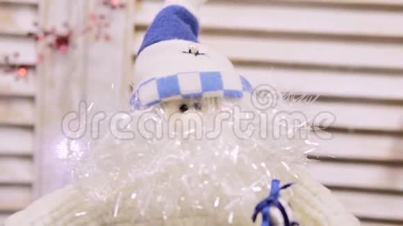 蓝白色圣诞老人娃娃有浓密的胡须和帽子背景白色的墙视频的预览图