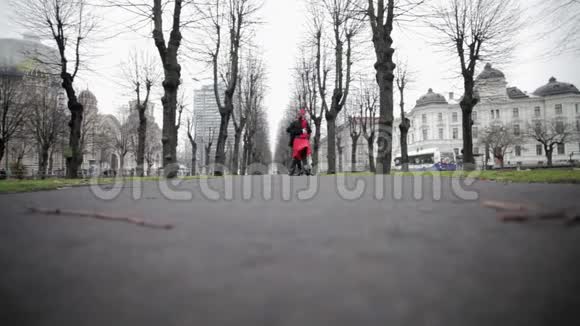 一对穿着服装的夫妇正在公园里跳舞在冬天的季节围着树跳舞视频的预览图