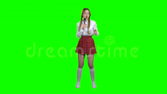 青少年歌手正在唱一首歌绿色屏幕视频的预览图