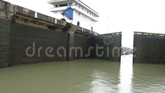 巴拿马运河船闸货运航运运输视频的预览图