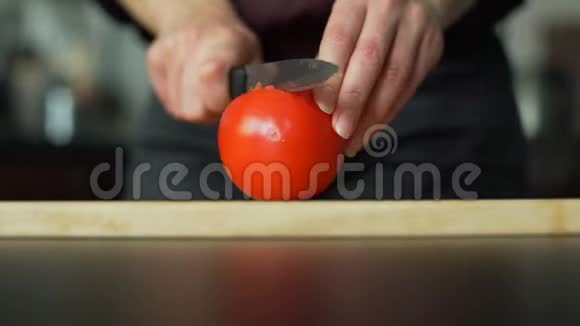 年轻女子切番茄视频的预览图