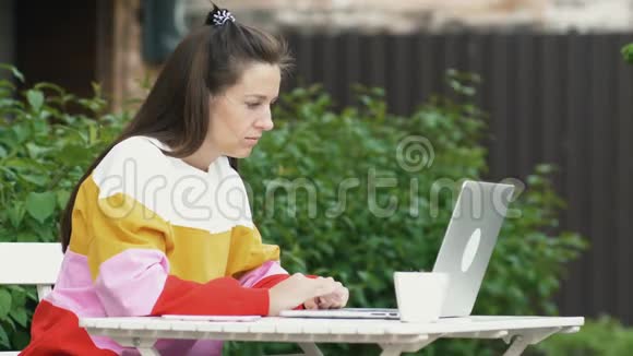学生在户外咖啡馆使用笔记本电脑视频的预览图