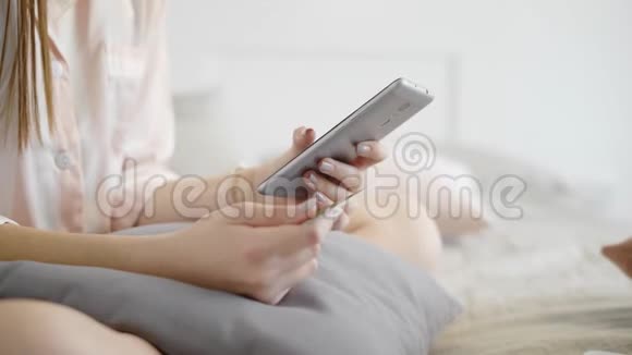 一个拿着手机在网上购物的女人的近镜头视频的预览图