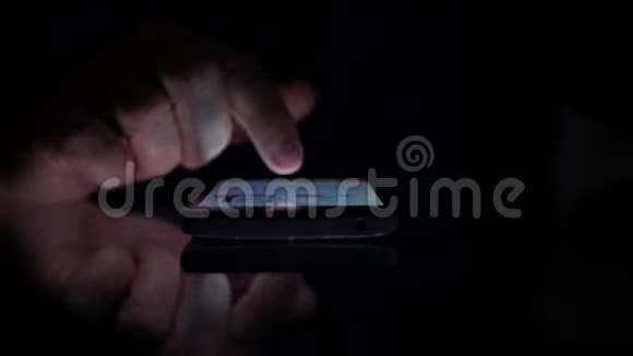 成熟的男人用智能手机用深色办公文本在桌子上视频的预览图