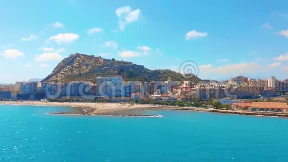 鸟瞰城市逆海观山和堡垒西班牙阿利坎特视频的预览图
