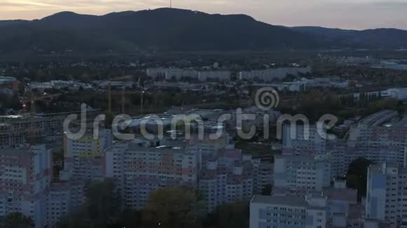 日落时分的空中维也纳和阿尔卑斯山金色小时蓝色小时视频的预览图