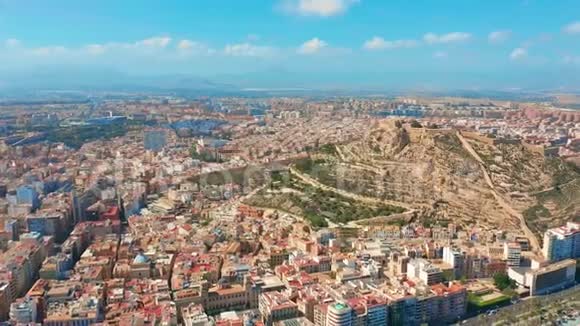 西班牙阿利坎特鸟瞰城市逆海观山和堡垒视频的预览图