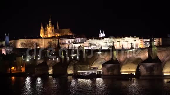 黄昏时查尔斯桥和布拉格城堡的广泛静态夜剪辑桥和城堡被点亮了视频的预览图