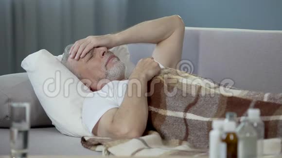 老年人睡在床上患有严重的头痛疾病视频的预览图