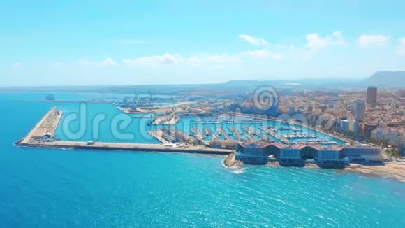 鸟瞰城市逆海观山和堡垒西班牙阿利坎特视频的预览图