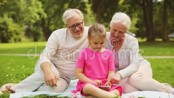 祖父母和孙女带智能手机视频的预览图