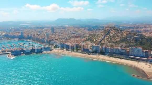 西班牙阿利坎特鸟瞰城市逆海观山和堡垒视频的预览图