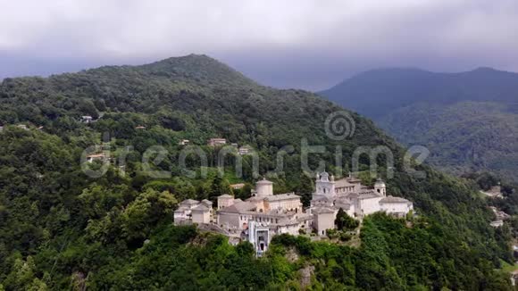 意大利比利亚2018年7月7日美丽神宫的航空景观古庙建筑群大城堡圣所位于视频的预览图
