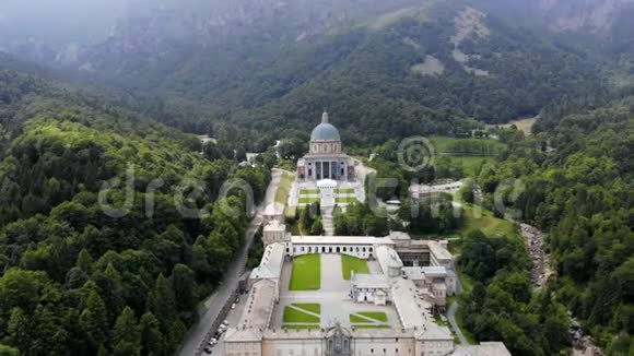 奥罗帕比利亚意大利2018年7月7日奥罗帕美丽神宫的航空景观与奥罗帕保护区穹顶的正面视频的预览图