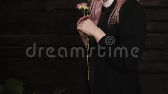 特写镜头一个漂亮的长发年轻女人选择花作为一束花紫色郁金香视频的预览图
