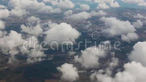 从飞机舷窗上看里斯本上空的云视频的预览图
