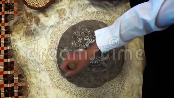 碾碎小麦用石头碾碎面粉视频的预览图