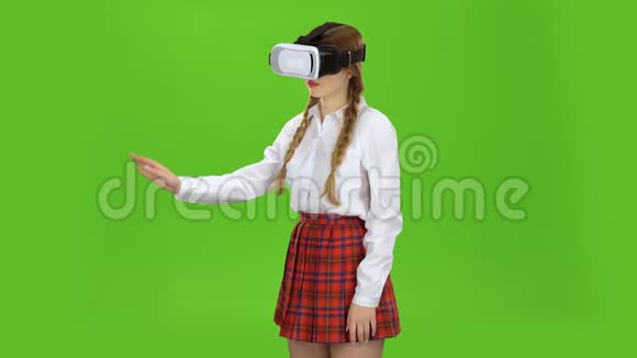 带虚拟现实眼镜的女学生绿色屏幕视频的预览图