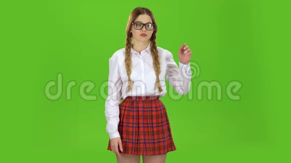 女学生摘下眼镜打哈欠绿色屏幕视频的预览图