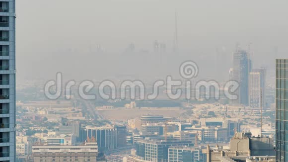 迪拜的市中心在远处的雾中视频的预览图