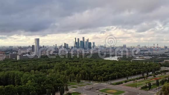空中无人机放大莫斯科商业中心视频的预览图