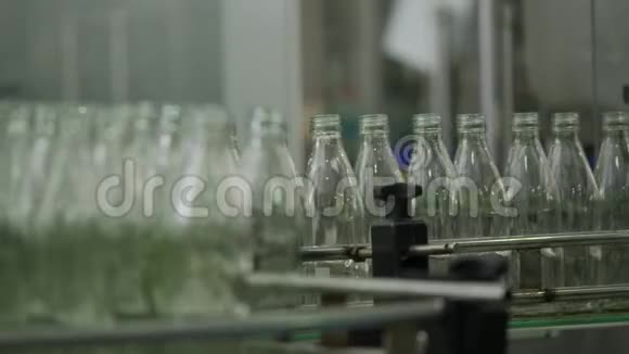 许多瓶子是由自动输送机运输的视频的预览图