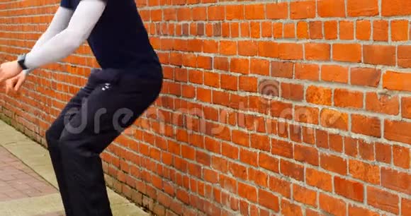 男子在砖墙上锻炼4K4K视频的预览图