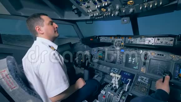 一名飞行员指着跑道坐着舵视频的预览图