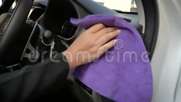 4K用紫微纤维织物清洁SUV车前面板内饰的女性近拍手视频的预览图