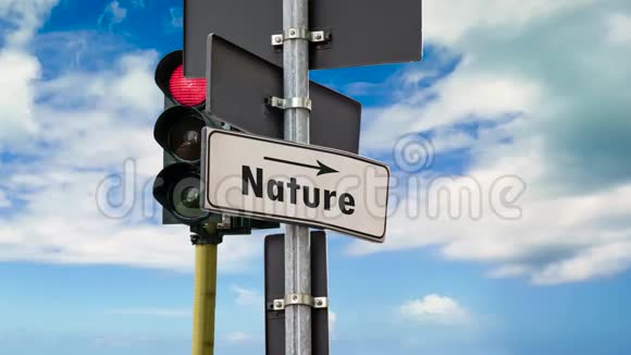 通往大自然的街道标志视频的预览图
