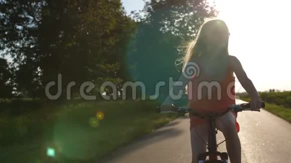 农村日落时青少年骑自行车视频的预览图