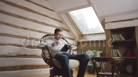 在阁楼上读书喝酒的人视频的预览图