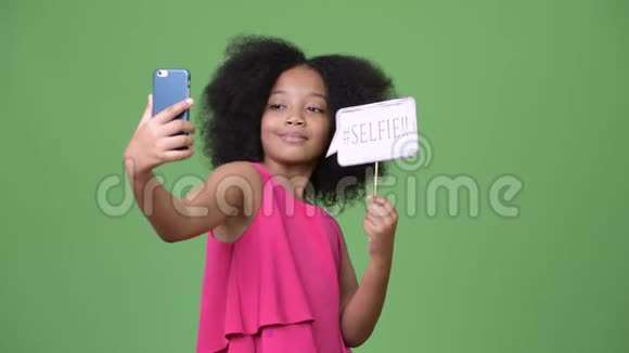年轻可爱的非洲女孩非洲头发自拍与纸签视频的预览图