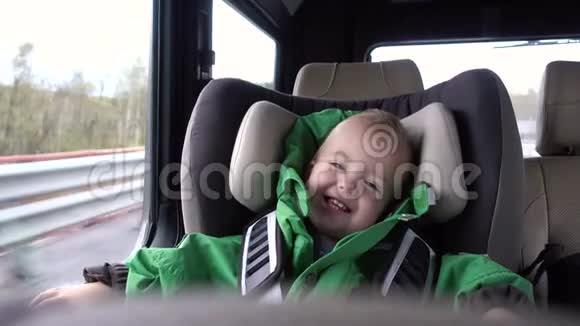小男孩在车里的椅子上笑视频的预览图