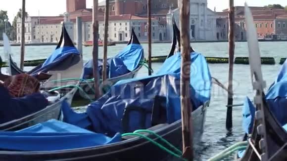 莫爱的威尼斯贡多拉斯在城市景观中摇摆意大利威尼斯视频的预览图
