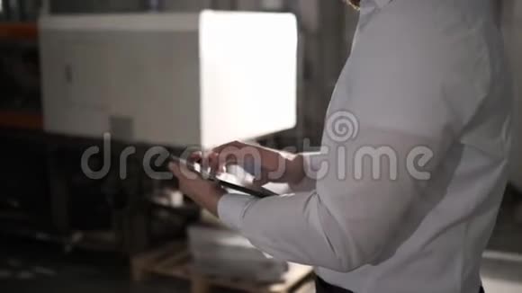 工程师在工厂使用平板电脑慢动作特写视频的预览图