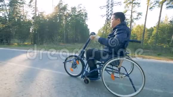 残疾人坐着训练轮椅沿着道路行进恢复概念视频的预览图