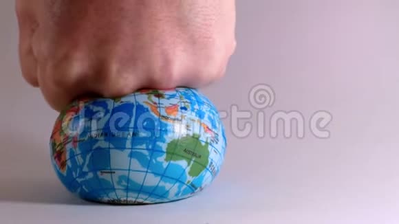 世界地球被一个人拳头压得粉碎生态问题视频的预览图