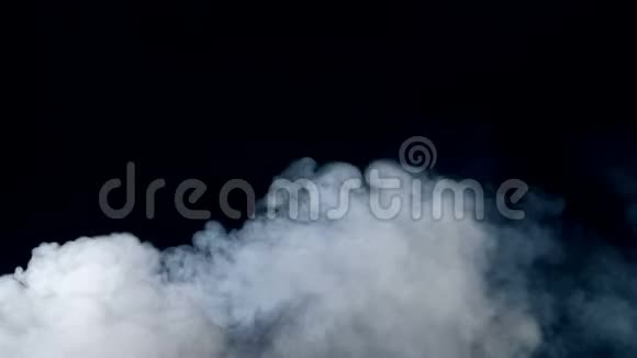 浓烟正迅速蔓延雾烟云隔在黑色背景上视频的预览图