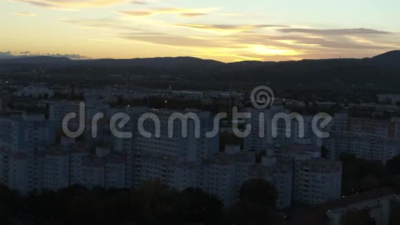 日落时分的空中维也纳和阿尔卑斯山金色小时蓝色小时视频的预览图
