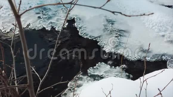 冰冻的河流在冰中流淌冬天的河流视频的预览图
