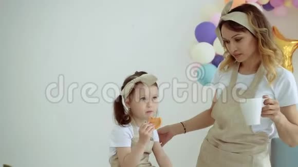 小女孩正在吃一个新做的煎饼一个幸福的家庭一个没有心情的女孩视频的预览图