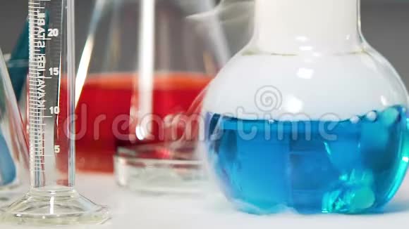 实验室有烟雾的蓝色化学物质化学实验视频的预览图