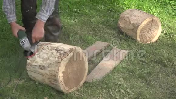 雕刻师为艺术作品准备树木木用砂纸工具打磨树皮特写镜头4K视频的预览图