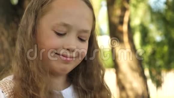 十几岁的女孩在夏天的公园里放肥皂泡和微笑视频的预览图