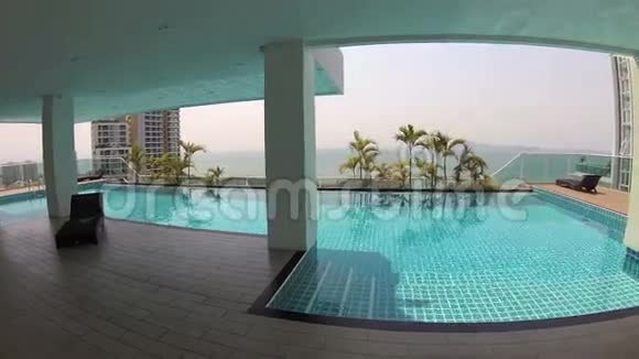 豪华热带酒店内美丽清爽的蓝色泳池水阳光明媚的手掌操作摄像机视频的预览图