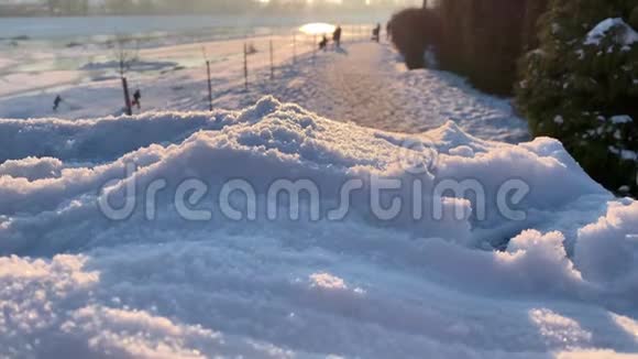 雪崩雪景特写自然日落时间背景中的冰冻河流视频的预览图